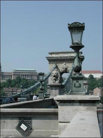 The Chain Bridge (L�nchid)